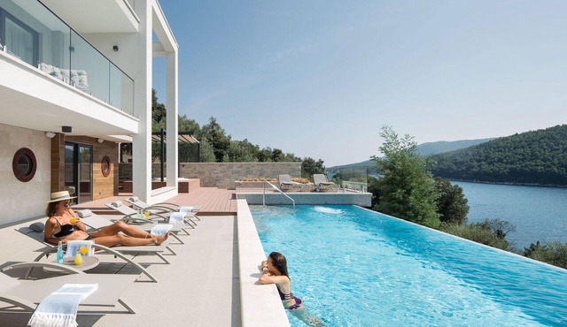 Beautiful private villa for 10 people with hot tub, private pool, WIFI, A/C, TV and terrace