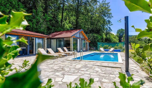 Beautiful private villa for 12 guests with private pool, A/C, WIFI, hot tub, TV and terrace