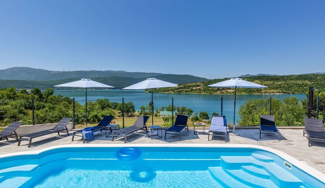 Beautiful private villa for 8 guests with private pool, A/C, WIFI, hot tub, TV and terrace