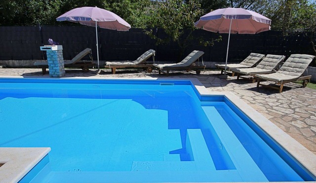 Beautiful private villa for 7 people with A/C, private pool, WIFI, TV, terrace and pets allowed
