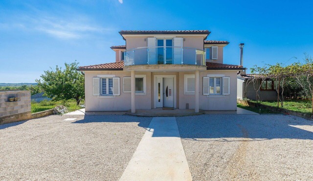 Beautiful private villa for 8 guests with WIFI, private pool, A/C, TV and terrace in Umag