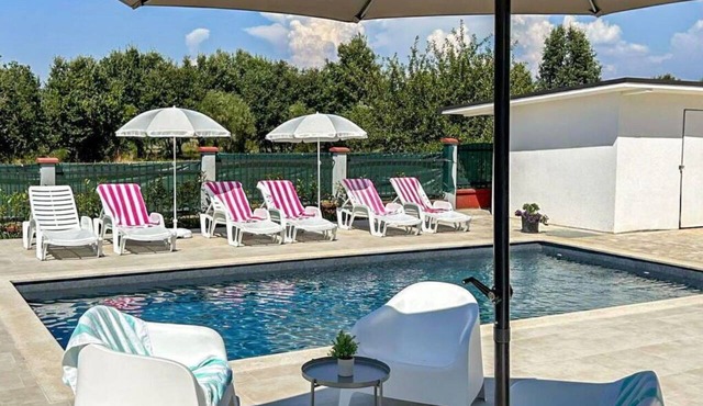 Beautiful private villa for 10 guests with private pool, A/C, WIFI, TV, terrace and pets allowed in Umag