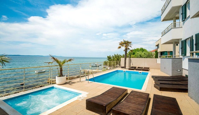 Beautiful private villa for 12 guests with A/C, WIFI, private pool, hot tub, TV and patio