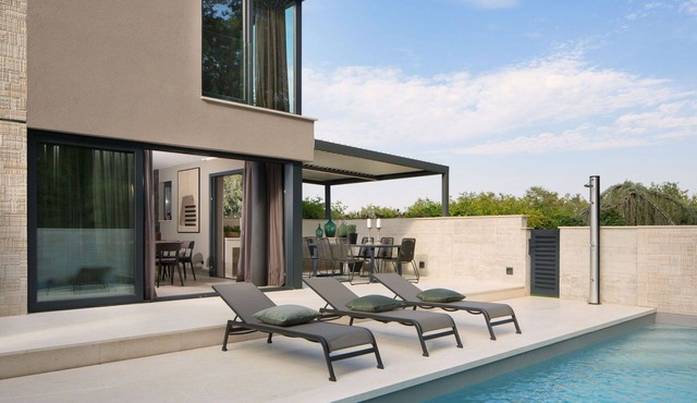 Beautiful private villa for 20 guests with A/C, WIFI, private pool, TV and terrace