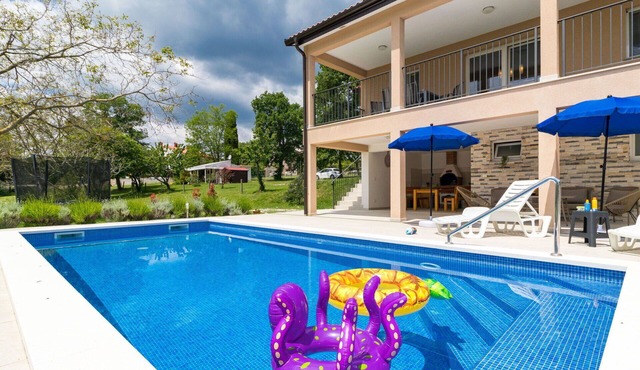 Beautiful private villa for 6 people with A/C, private pool, WIFI, TV and terrace