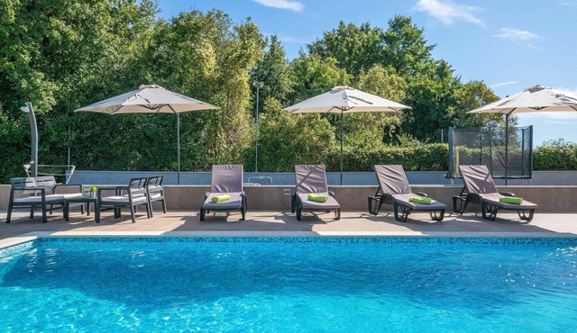 Beautiful private villa for 8 guests with WIFI, private pool, A/C, TV and terrace