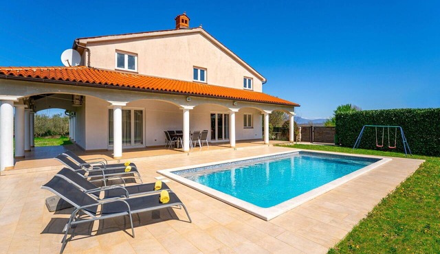 Beautiful private villa for 8 guests with WIFI, A/C, private pool, TV and terrace in Pazin