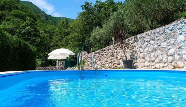 Beautiful private villa for 5 people with A/C, WIFI, pool, TV and terrace