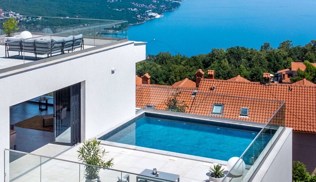 Beautiful private villa for 10 guests with private pool, WIFI, A/C, TV, terrace and pets allowed