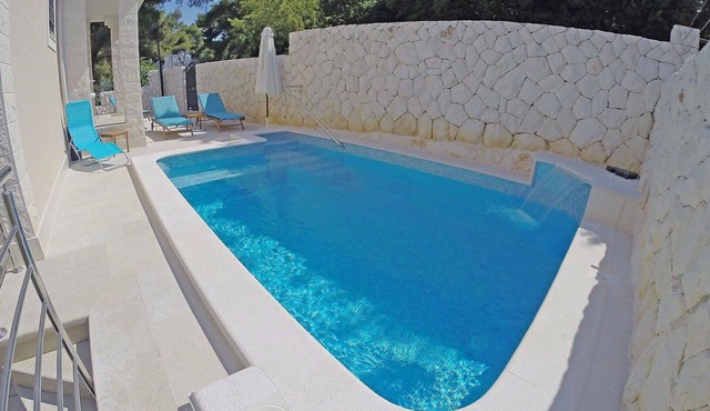 Beautiful private villa for 10 people with A/C, WIFI, private pool, hot tub, TV and terrace