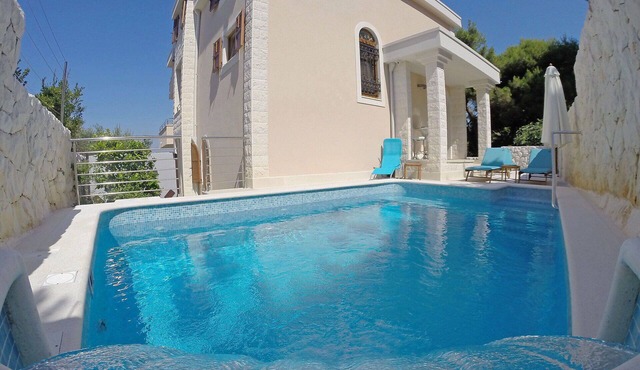 Beautiful private villa for 6 guests with WIFI, A/C, private pool, hot tub, TV and terrace
