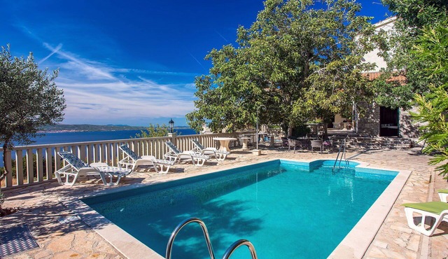 Beautiful private villa for 8 people with WIFI, A/C, private pool, hot tub, TV and terrace