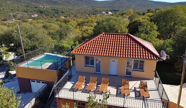 Beautiful private villa with A/C, WIFI, private pool, hot tub, TV, terrace and pets allowed