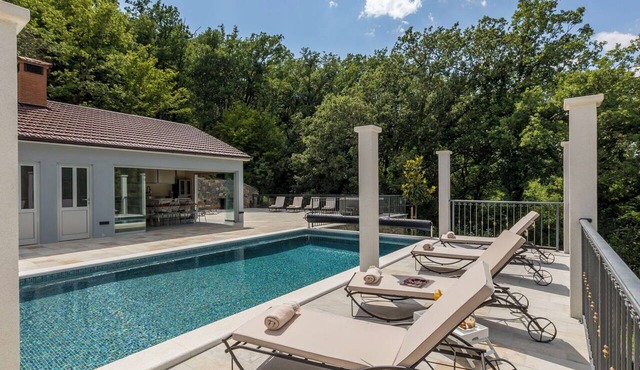 Beautiful private villa for 8 guests with hot tub, WIFI, A/C, private pool and TV