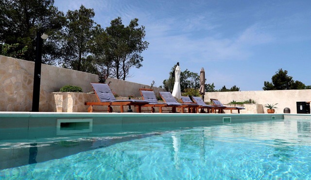 Beautiful private villa for 8 people with A/C, private pool, WIFI, hot tub, TV and patio