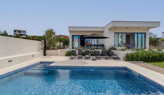 Beautiful private villa for 8 guests with WIFI, private pool, A/C, TV and terrace