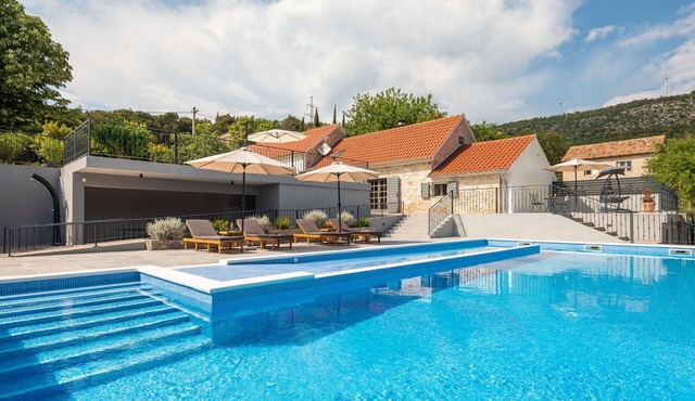 Beautiful private villa with A/C, WIFI, private pool, TV, terrace, pets allowed and panoramic view