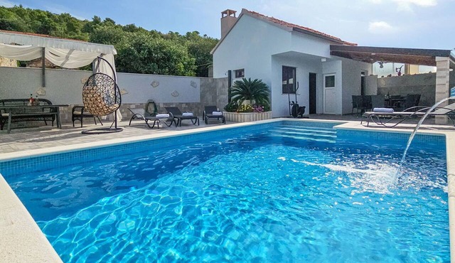 Beautiful private villa for 6 guests with WIFI, private pool, A/C, TV, terrace and pets allowed