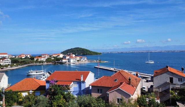 Beautiful private villa for 10 guests with WIFI, A/C, TV, balcony and pets allowed in Zadar