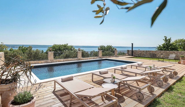 Beautiful private villa for 9 guests with WIFI, private pool, A/C, TV and terrace