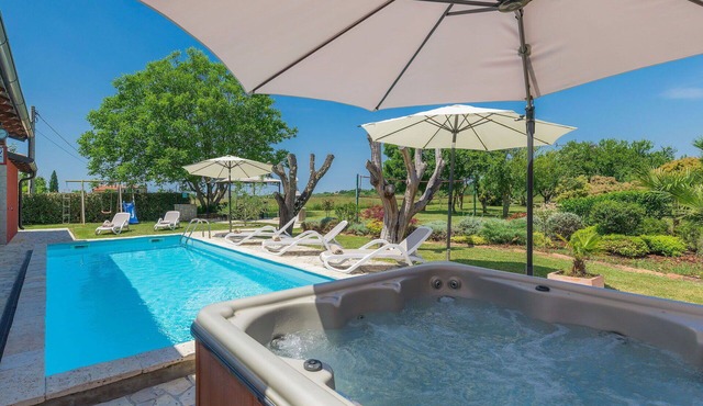 Beautiful private villa with WIFI, hot tub, private pool, A/C, TV, terrace and pets allowed