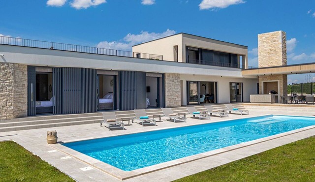 Beautiful private villa with private pool, WIFI, A/C, hot tub, TV, terrace and pets allowed