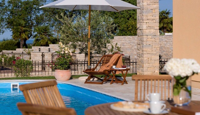 Beautiful private villa with A/C, WIFI, hot tub, private pool, TV, patio, pets allowed and parking