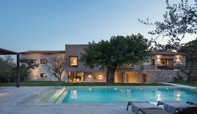 Beautiful renovated villa with access to private swimming pool