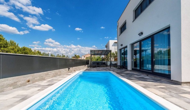 Beautiful Sandy Bay Villa