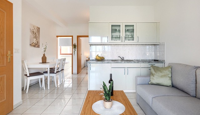 Beautiful spacious apartment (No. 1) with 2 bedrooms 300m to the beach in Poreč