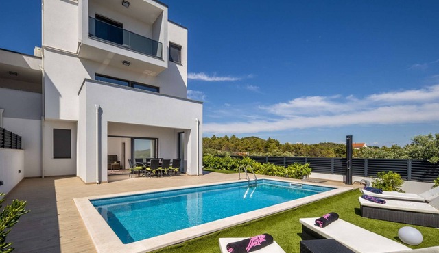 Beautiful Villa Bazzar in Tribunj