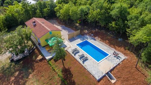 Beautiful villa Eden with pool and jacuzzi immersed in the vegetation in Labin