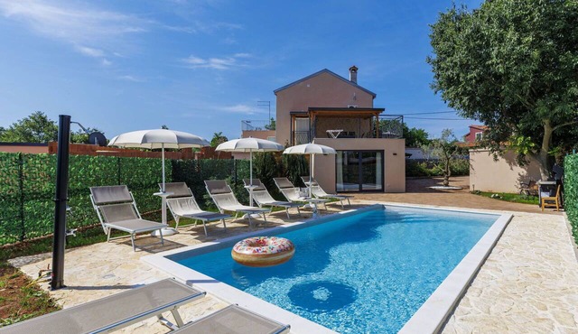 Beautiful villa for 8 guests with private pool, WIFI, A/C, TV, terrace and pets allowed in Umag