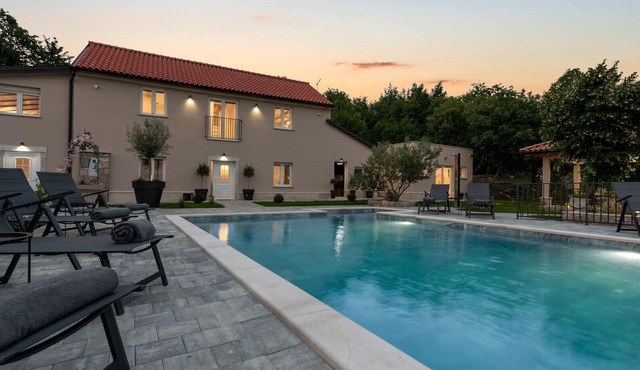 Beautiful Villa Green Garden with swimming pool