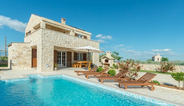 Beautiful villa in Privlaka with heated swimming pool