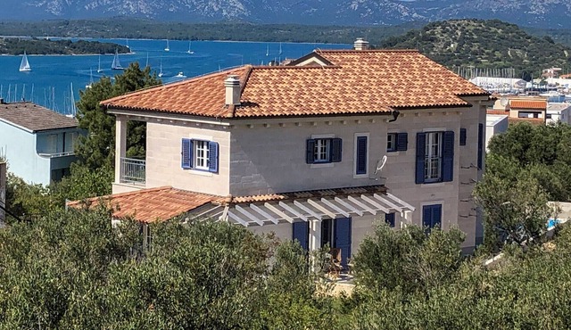 Beautiful Villa Mala Murter, with a Pool in Murter