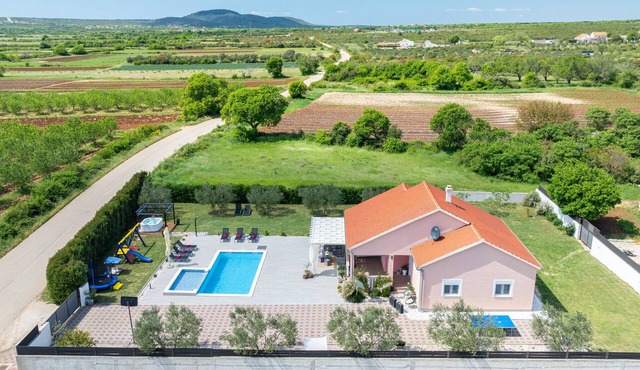 Beautiful villa Maris with pool and jacuzzi