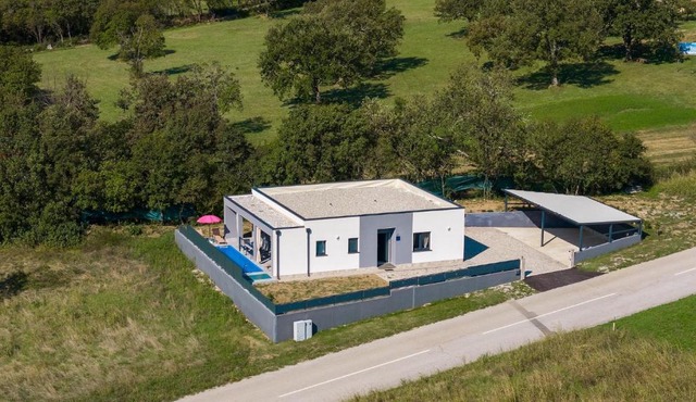 Beautiful Villa Rhapsody with pool in Buzet