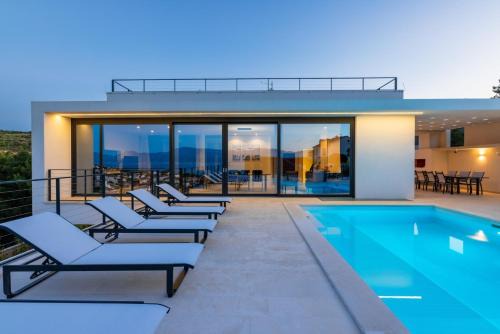 Beautifull Villa Adriatis with pool in Brač in Sutivan