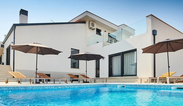 Beautifully decorated villa with pool ideal for vacation with your family.