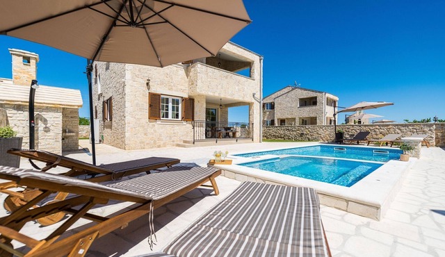 Beautiuful stonehouse Villa in Privlaka with heated pool and jacuzzi for 6 people