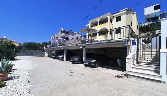 Beheiztes Schwimmbad, Familienferienwohnung by Interhome