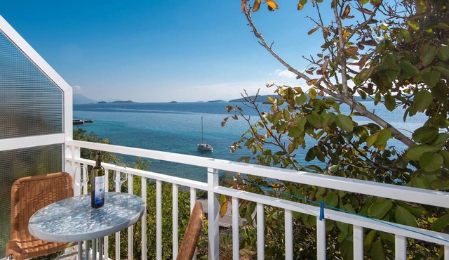 Bella Perna 2-Bedroom Holiday Apartment with Sea-view!