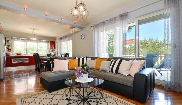 BEST - modern apartment for 6 + 1, 60m from the pebble beach