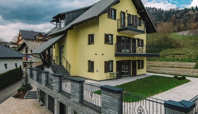 Bled Prestigious and Stylish Apartments - Classic One Bedroom Apartment with Balcony in Bled