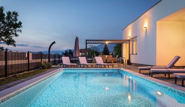 Blue Lagoon - Private Pool and Whirlpool in Krsan