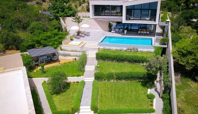 Brand new villa/4 bedrooms/4baths/private pool/sea access in Sucuraj Hvar