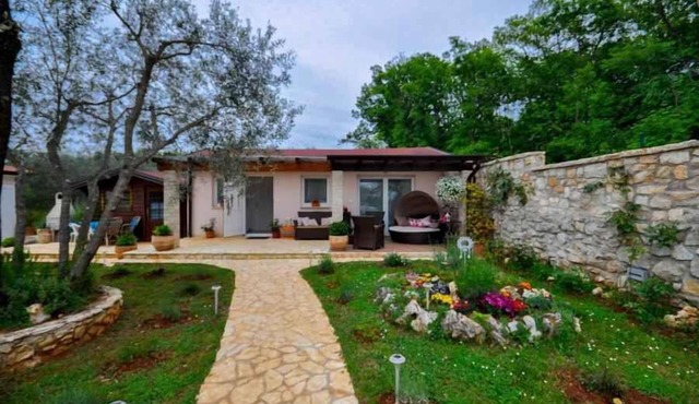 Bungalow with terrace and barbecue facilities