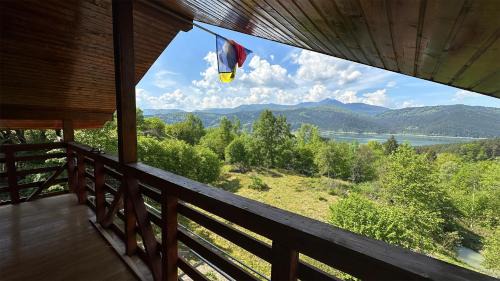 Cabana de lemn Lacul Bicaz in Hangu