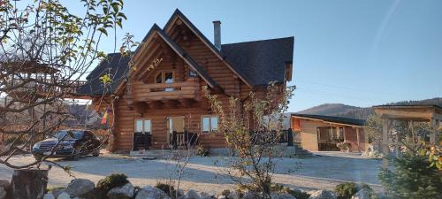Cabana lemn rotund cu ciubar de închiriat Bucovina Chalet in Valea Moldovei